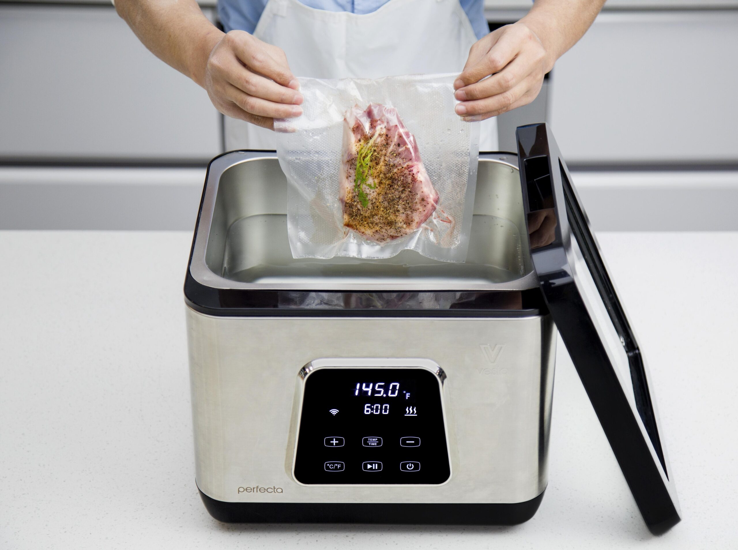 Sous vide cooker SV202